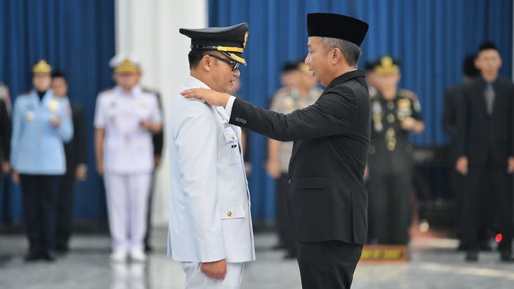 Lantik Pj Bupati Cirebon, Bey Machmudin: Layani Masyarakat dengan Penuh Dedikasi dan Tanpa Pamrih