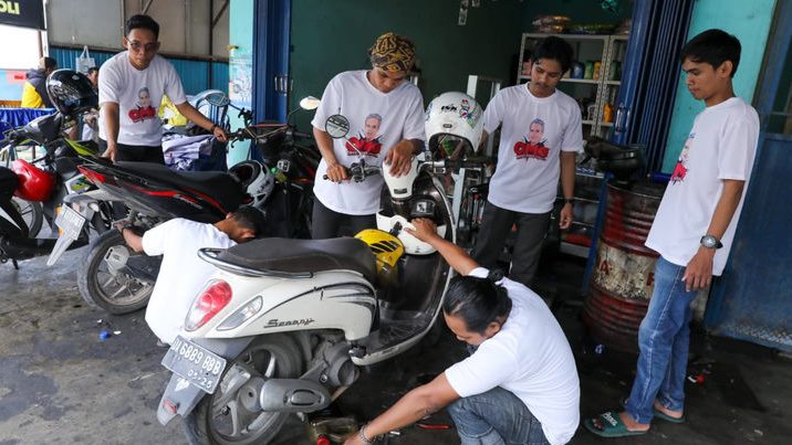Orang Muda Ganjar Kalsel Peduli Driver Ojol dengan Ganti Oli Gratis