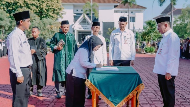 Bupati Karawang Lantik 200 Kepala Sekolah, Tegaskan Tanpa Titipan