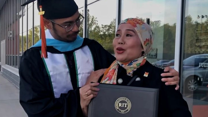 Dewi Yull Bangga dan Terharu, Putranya Lulus S2 dan Raih Tiga Penghargaan di AS