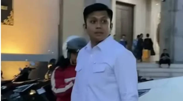 Ajudan Gubernur Kalimantan Timur (Kaltim) Rudy Mas'ud, Briptu Asky Risal Toding (Briptu ART) dicopot dari posisi ajudan buntut sikap arogan pada mahasiswa.