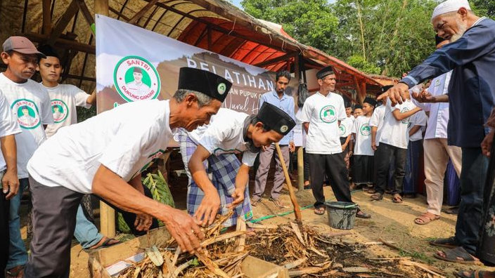 Santri Dukung Ganjar Bikin Pelatihan Pembuatan Pupuk Organik di Lebak