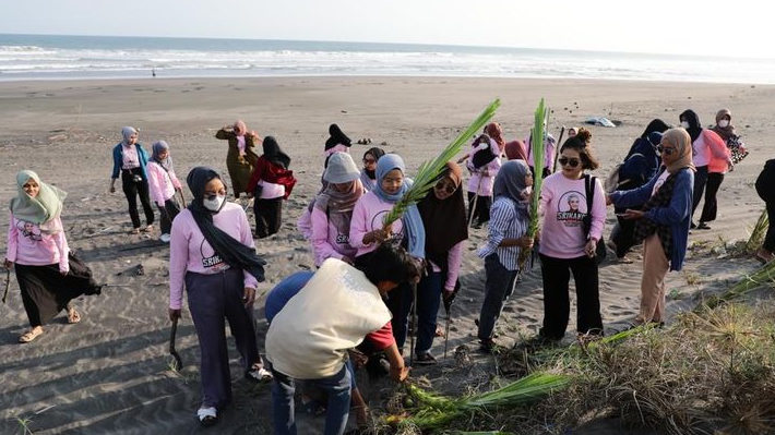 Perempuan Milenial Pendukung Ganjar Tanam Pandan Laut dan Bersih-Bersih Pantai di Bantul