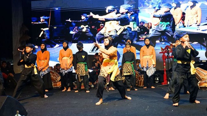Jaga Warisan Budaya Leluhur, Ribuan Warga Cibeber Rayakan Milangkala Sanggar Seni Hiburan