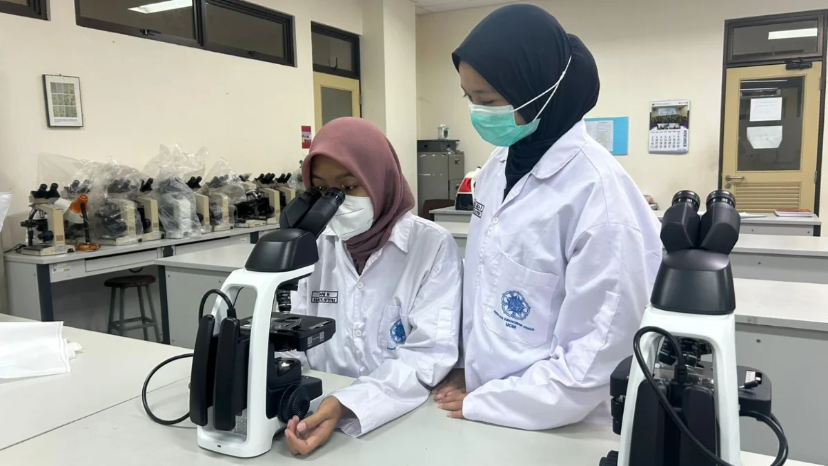 Ilustrasi. Mahasiswa melakukan riset di laboratorium. UGM menempati posisi teratas di Indonesia berdasarkan skor Research Environment dalam THE WUR 2027. (Foto: ugm.ac.id)