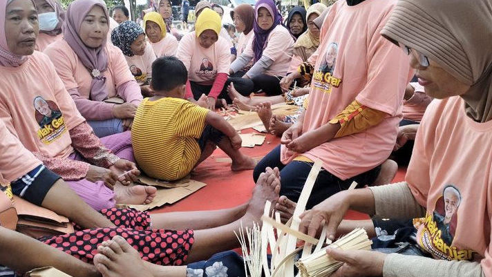 Mak Ganjar Mengajarkan Ibu-Ibu di Banyuwangi Cara Membuat Besek Ikan