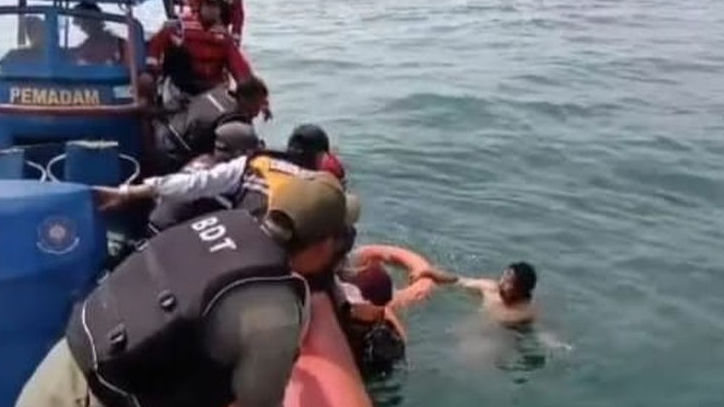 Perahu Berisi 55 Penumpang Tenggelam di Pulau Pari Kepulauan Seribu, Proses Evakuasi Berjalan Dramatis