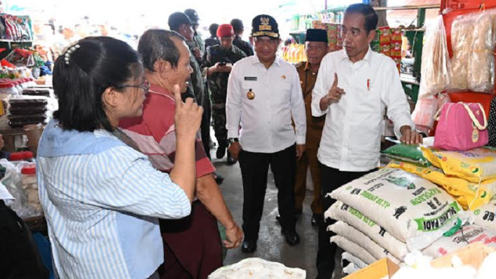 Usai Dari Deli Serdang, Presiden Jokowi Kunjungi Pasar Kawat Tanjung Balai Cek Pasokan Beras