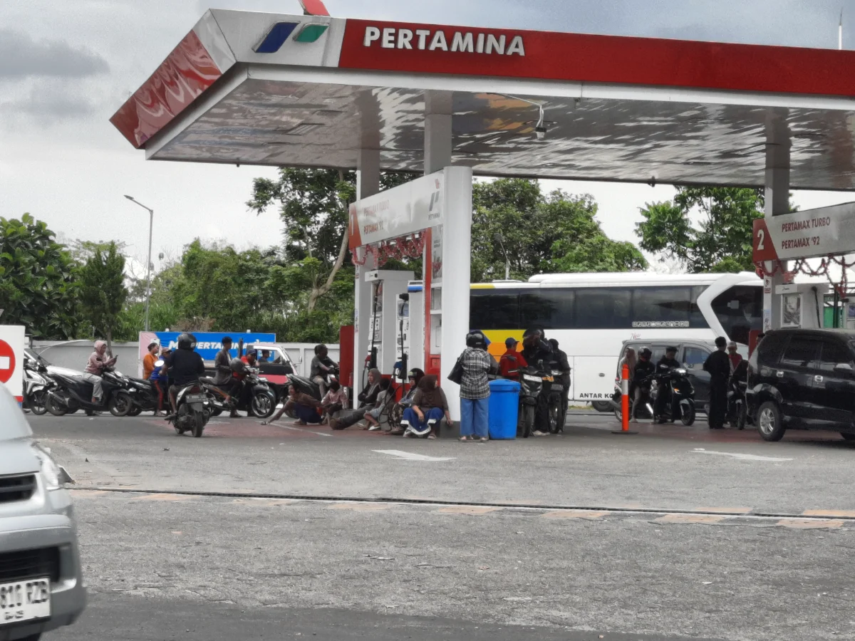 Atasi Antrean Panjang BBM di Jember, Pemkab Bentuk Satgas Khusus dan Pastikan Pasokan Aman