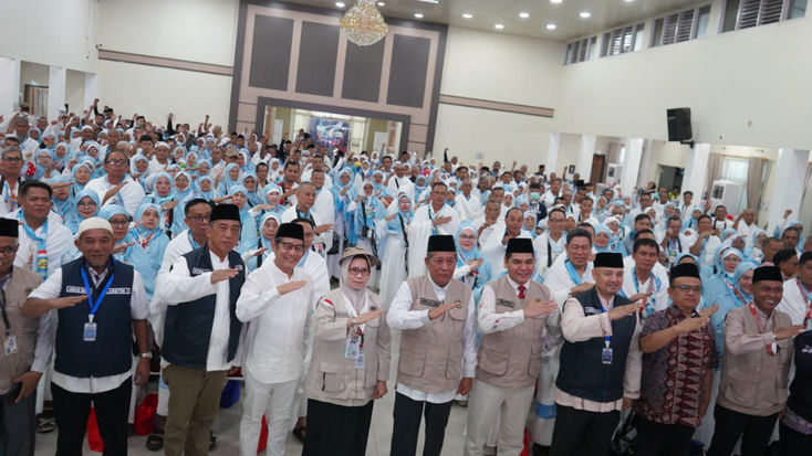 Wagub Sani Lepas 444 Jamaah Haji Jambi Kloter BTH 20, Pesan Sempurnakan Rukun Haji