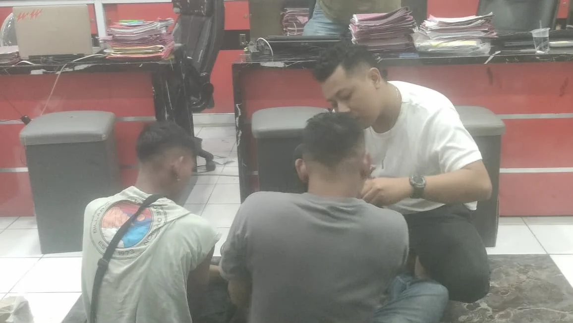 Potret dua pelaku perampokan toko Emas Murni saat diamankan di Mapolres Jember. (Dok. Ist)