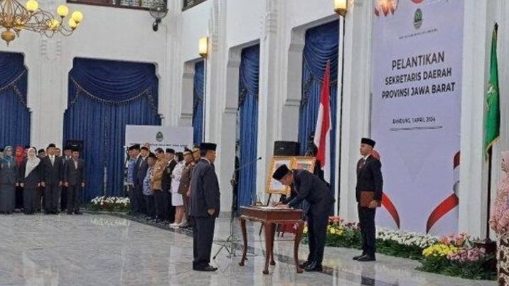 Pelantikan Herman Suryatman sebagai Sekda Jabar oleh Bey Machmudin