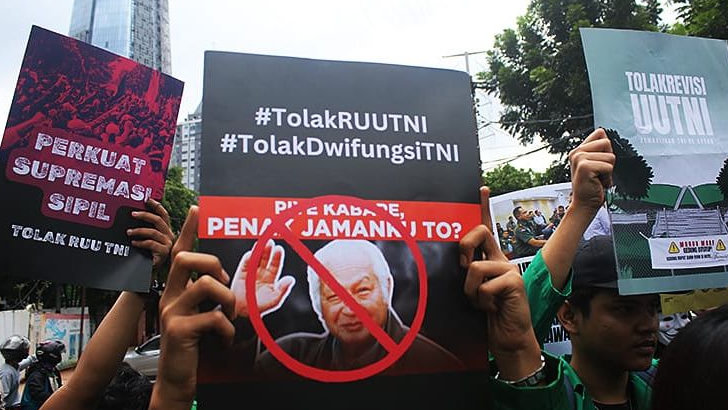 Demo  Mahasiswa Tolak UU TNI di Surabaya, Ribuan Polisi Turun Amankan Lokasi