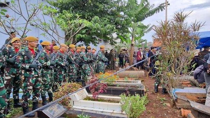 Bukan di Makam Pahlawan, Mayor Cpl Anda Rohanda Dimakamkan Secara Militer di TPU Desa Cinunuk