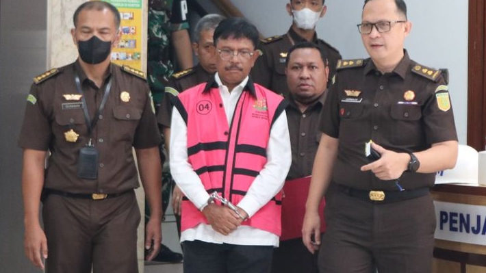 Tersangka Korupsi tapi Surya Paloh Tidak Pecat Johnny G Plate dan Pastikan Beri Bantuan Hukum