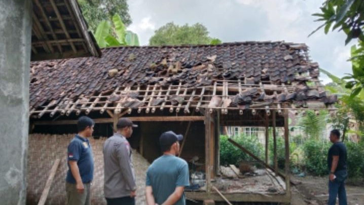 Kesal Warga Kerap Dibuat Kesurupan, Rumah Dukun Santet Hancur Dirusak Massa