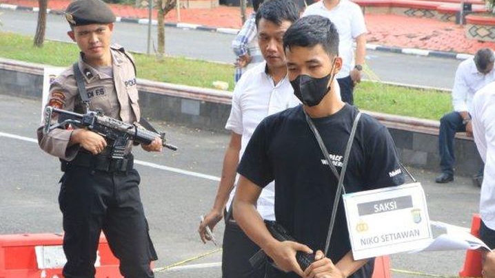 AKBP Achiruddin Perintahkan Senpi M16 Ditenteng Saat Penganiayaan Ken Admiral di Depan Rumahnya