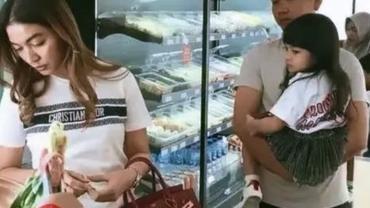 Beredar Foto Selvi Ananda ke Supermarket Pakai Tas Hermes, Kaos Oblongnya Jadi Sorotan