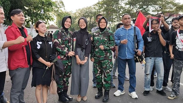 Aksi Humanis Srikandi Kodim Karawang di Tengah Demo Mahasiswa