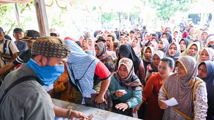 Ratusan Paket Sembako Murah Relawan Sandi Uno Ludes dalam Sekejap Diserbu Warga Karawang