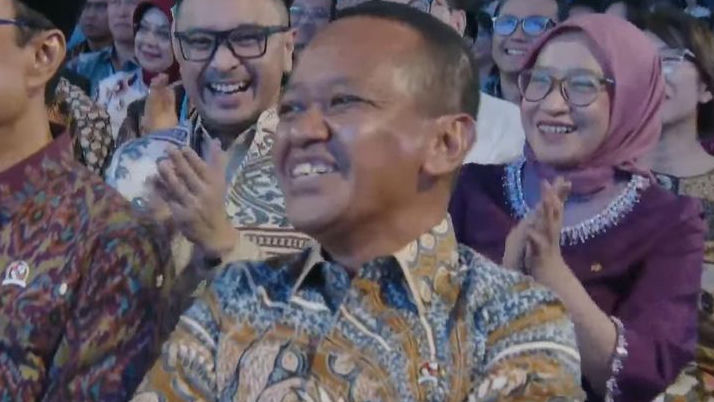 Viral Bahlil Girang Disanjung dengan Sebutan 'Mutiara dari Timur' di Panggung, Netizen Langsung Heboh dan Ngakak!