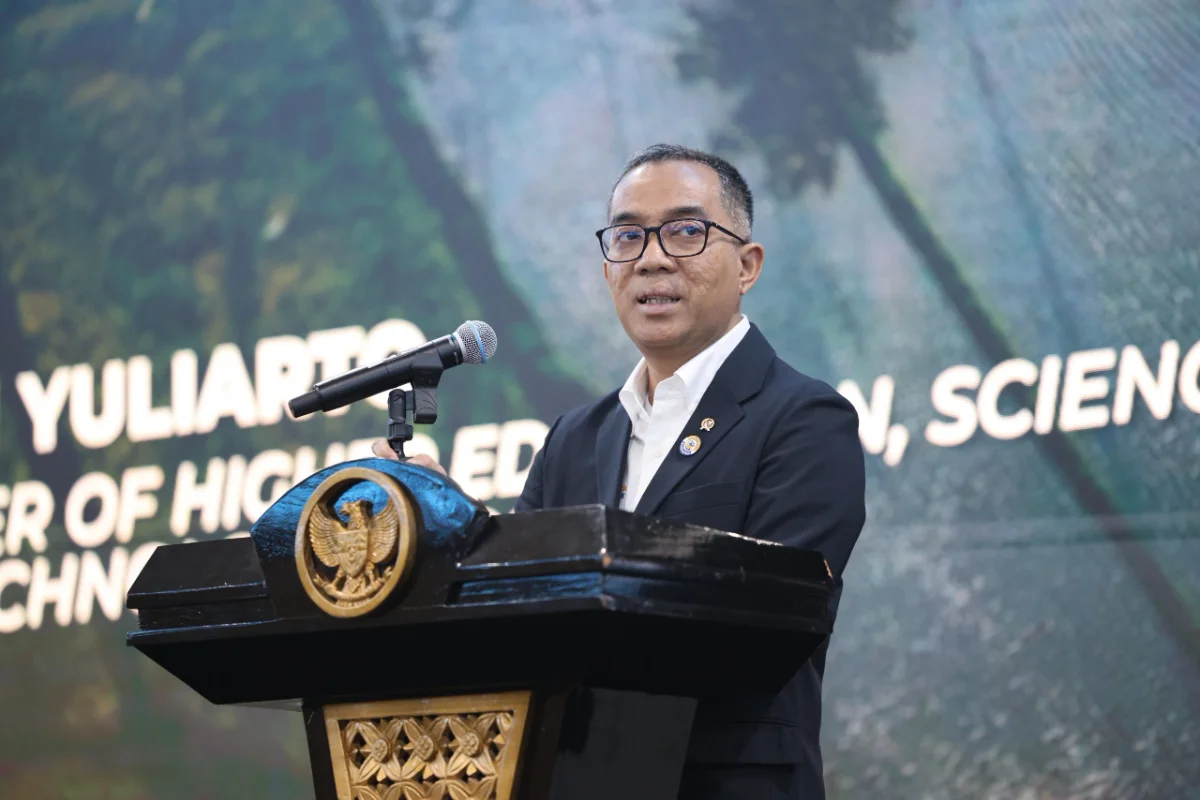 Mendiktisaintek Brian Yuliarto membahas penataan program studi untuk meningkatkan efisiensi pengelolaan perguruan tinggi. (Foto: kemdiktisaintek.go.id)