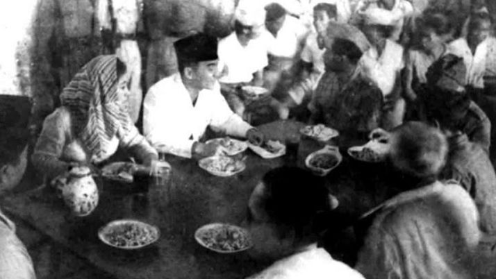 Jadi Presiden Saat Sakit, Ini Kisah Soekarno Memesan 50 Tusuk Sate dan Makan di Pinggir Got hingga Ikut Makan Jagung  