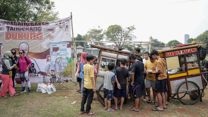 Raup Dukungan Masyarakat, Lini UMKM Gardu Ganjar Gelar Makan Gratis 1.000 Porsi Bakso di Tangsel