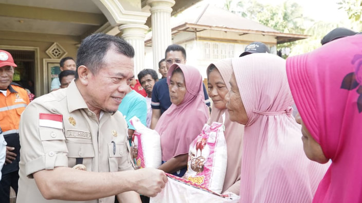 Gubernur Al Haris Tinjau Korban Banjir di Selango, Salurkan 1 Ton Beras dan Bantuan Rumah Warga