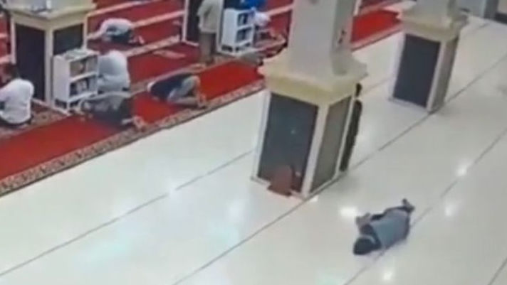 Meninggal Saat Tahiyat Akhir, Dosen Unhas Dikenal Sebagai Jamaah Aktif Masjid
