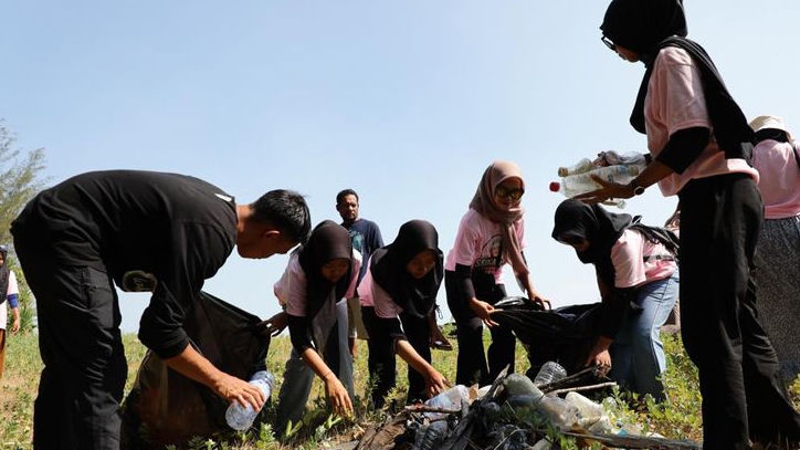 Srikandi Ganjar Adakan Pelepasan Tukik dan Bersih-Bersih Pantai di Sambas