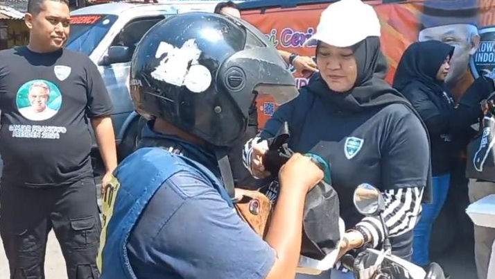 Kowarteg Dukung Ganjar Berikan Gerobak Usaha ke Pedagang Kopi Keliling di Jakut