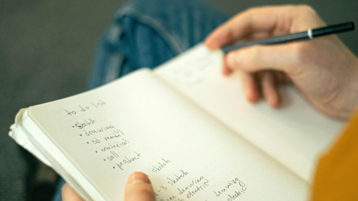 Menulis Bukan Sekadar Menuangkan Kata: Pentingnya Literasi Menulis di Dunia Modern