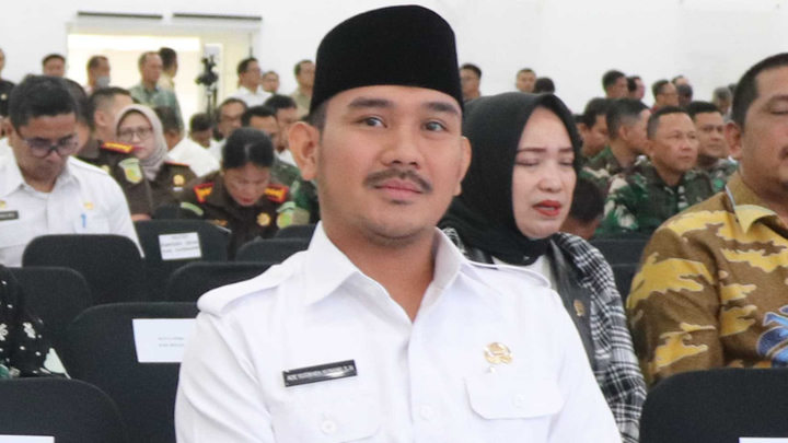Bupati Bekasi Ade Kuswara Kunang soal Pria Berseragam ASN Minta THR ke Pedagang: Tidak Ada Oknum Pegawai Pemda Seperti Itu