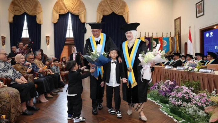 Pasangan Dosen UGM Dikukuhkan Bersama Jadi Guru Besar, Soroti AI dan Riset Antikanker