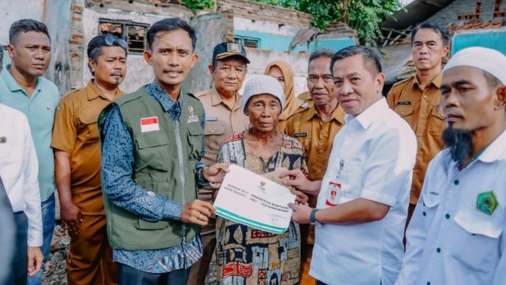 Bupati Karawang Bangun Rumah Baru untuk Nenek Tasih Korban Kebakaran