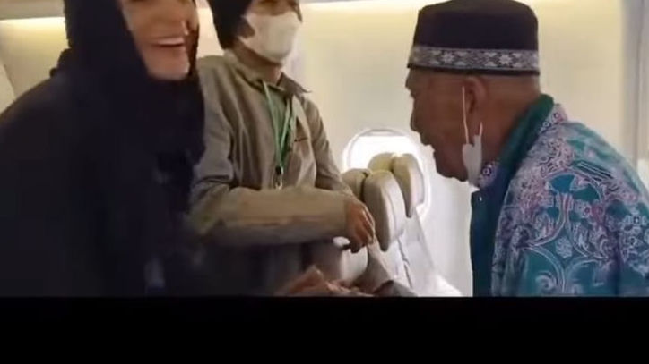 Bikin Ngakak Satu Pesawat, Jemaah Haji Asal Majalengka Minta Turun Gegara Kepikiran Ayam Belum Dikasih Makan
