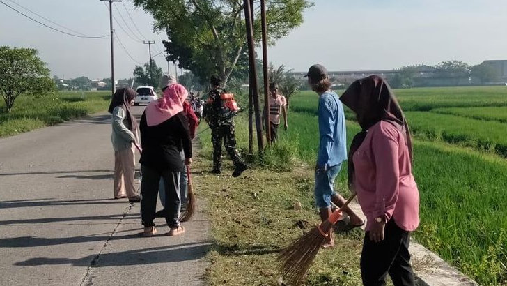 Babinsa dan Warga Kutawargi Kompak Jumsih, Jalan Utama Sepanjang 980 Meter Kini Bersih dan Aman