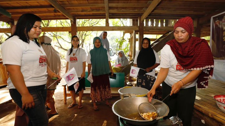 Pemuda dan Perempuan Ganjar Latih Ibu-Ibu Buat Keripik Singkong di Gowa