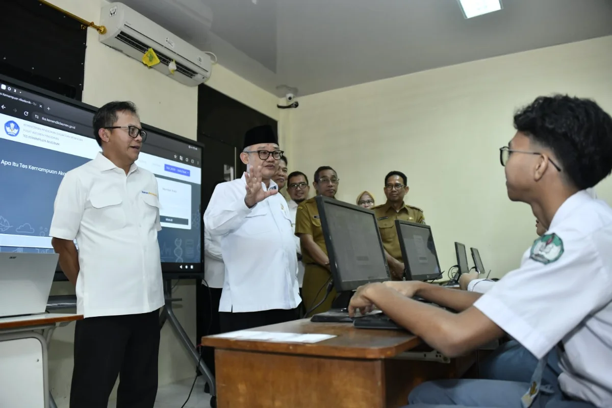 Mendikdasmen Abdul Mu’ti meninjau pelaksanaan Tes Kemampuan Akademik di SMA Negeri 3 Kota Tangerang Selatan, Banten. (Foto: kemendikdasmen.go.id)