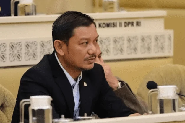 Politisi PKB Indrajaya mengkritik Menhut Raja Juli Antoni yang hanya memberikan sanksi administratif bagi perusahaan pembakar hutan.
