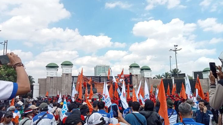 Buruh Bergerak Lagi, Ribuan Massa Geruduk DPR Tuntut Keadilan Upah 2026