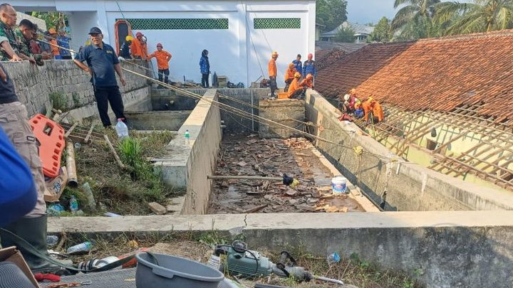 Tembok Kolam Penampungan Air  Pondok Pesantren Modern Darussalam Gontor Magelang Ambruk,  29 Santri Tertimpa, 4 Ditemukan Tewas
