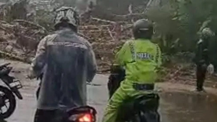 Banjir Hari Ini Juga Menerjang Kabupaten Serang, Akses Jalan Terputus Akibat Tanah Longsor