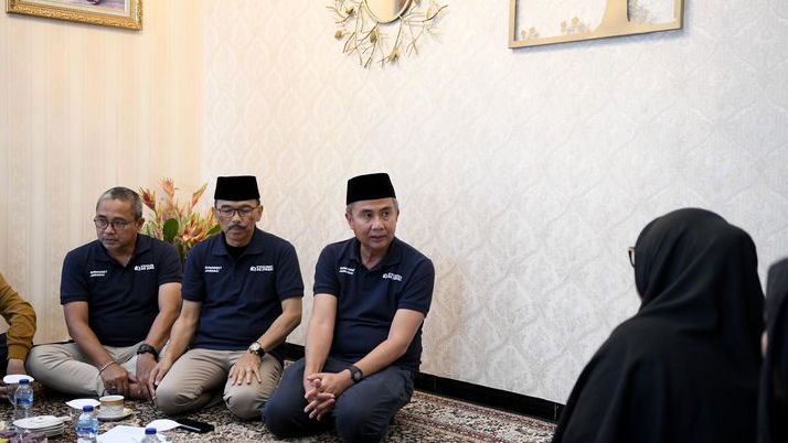 Pj Gubernur Jabar Bey Machmudin Melayat ke Rumah Duka Almarhum Bupati Kuningan Acep Purnama