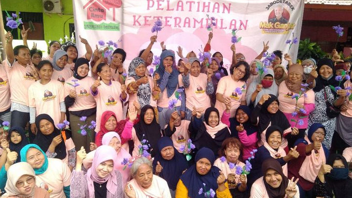 Mak Ganjar Latih Ibu-Ibu Cara Membuat Hiasan Bunga dari Limbah Plastik