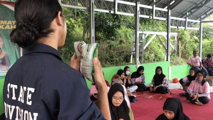 Srikandi Ganjar Sulteng Ajarkan Para Milenial Bikin Gantungan Kunci dari Tepung