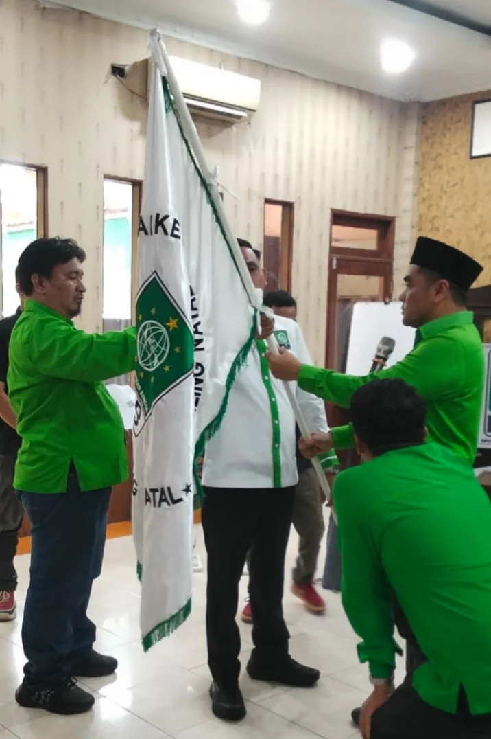 Ketua DPC PKB Madina Edi Anwar Nasution menerima bendera pataka dari DPW PKB Sumut.