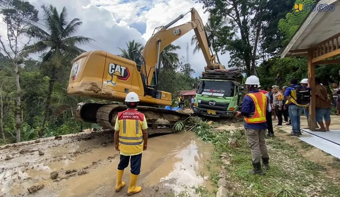 Longsor di Tapanuli Selatan membuat badan jalan amblas hingga 4 meter.