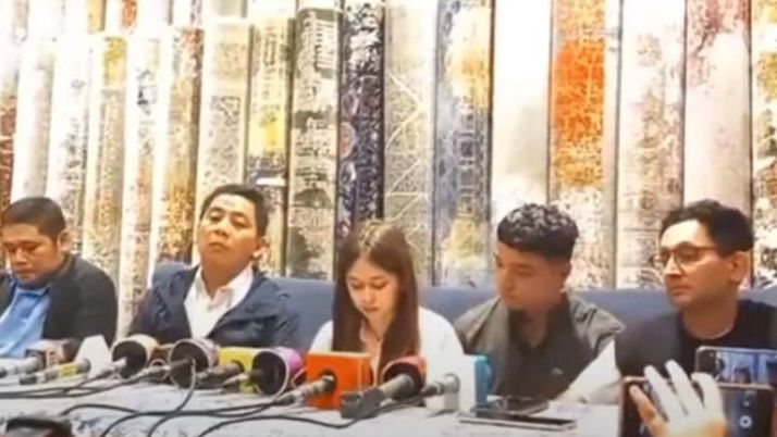 Baca Kertas dan Tertunduk Lesu Rebecca Klopper Minta Maaf kepada Fadly Faisal dan Keluarga